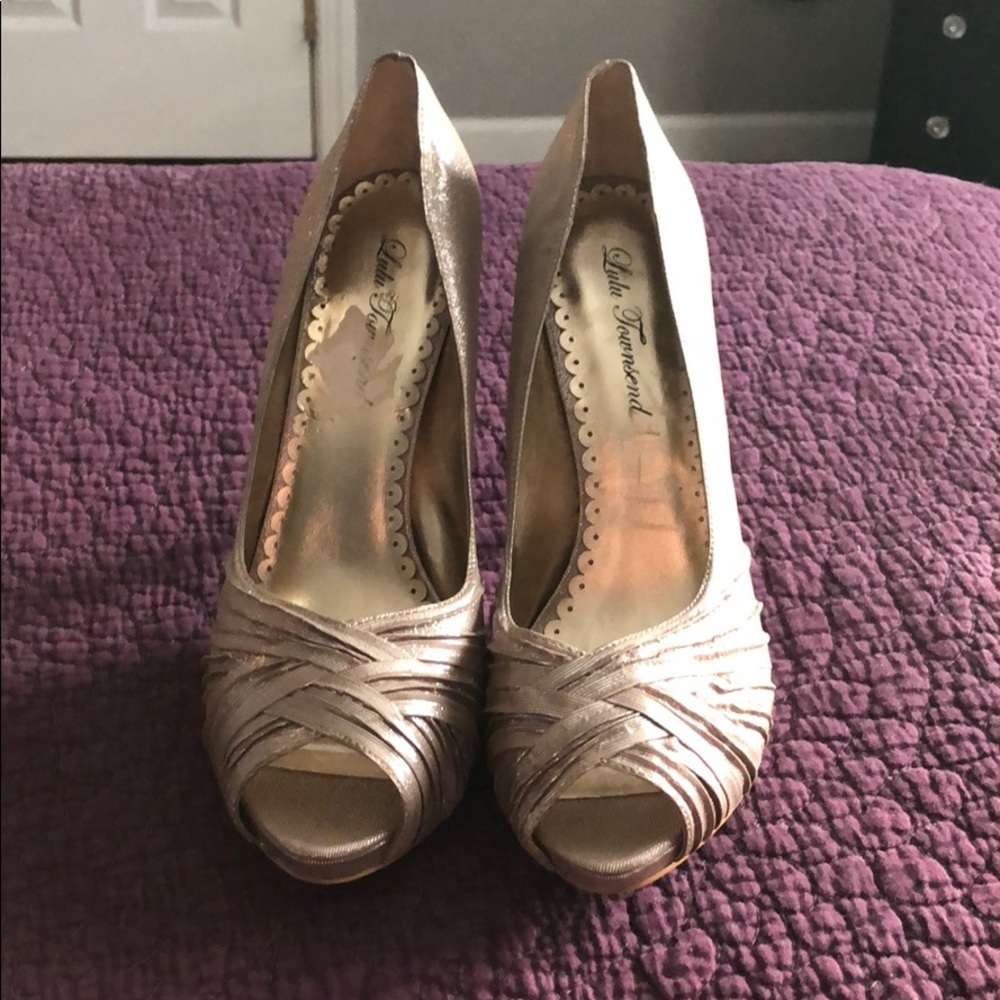 Lulu Townsend gold shoes. Size 10